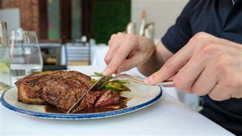 ¿Llevar una dieta baja en carbohidratos a base de carne? Es posible que aumente de peso más adelante, según un estudio